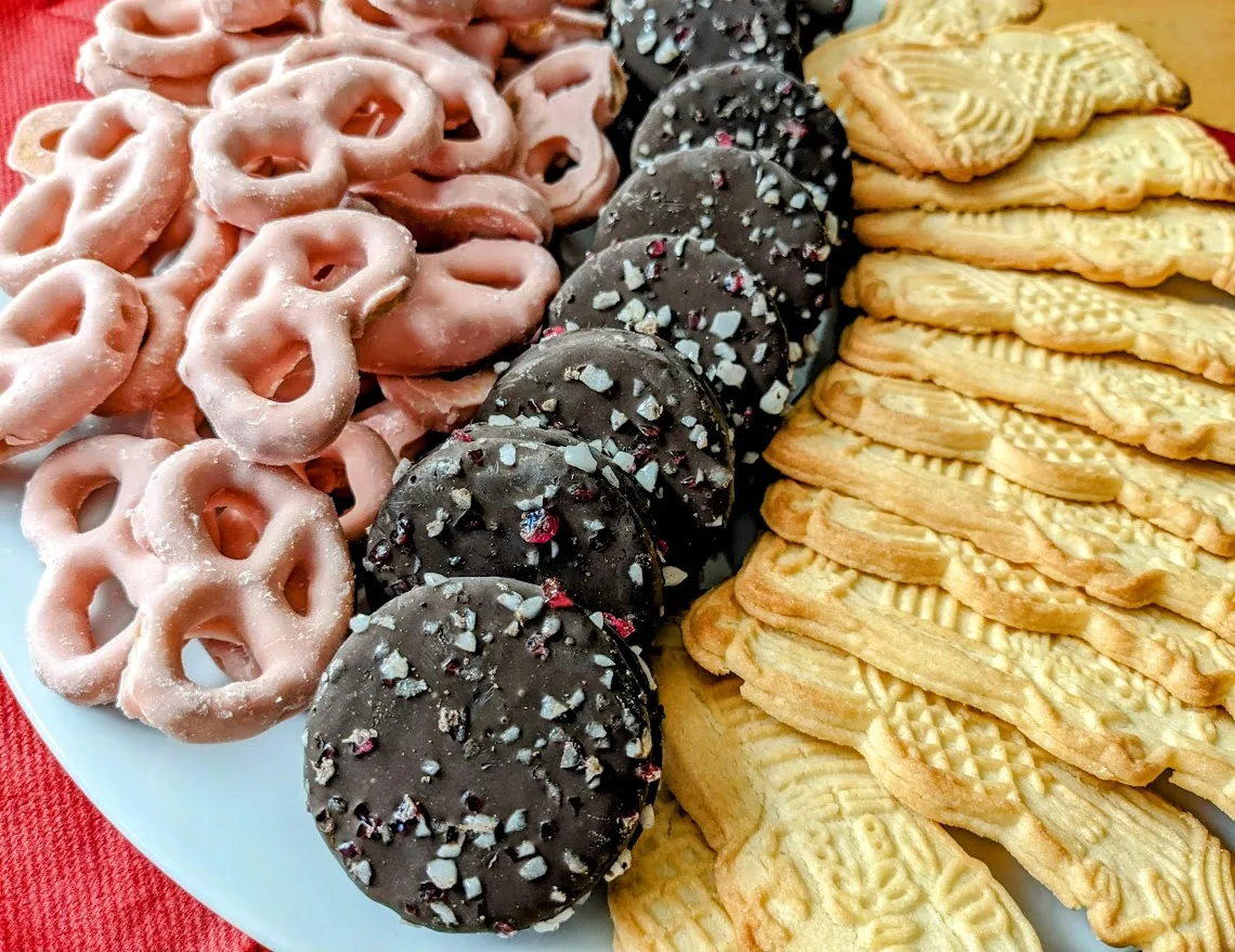 Aldi Fudge Peppermint Cremes Review • Snarkle-Sauce on Wry